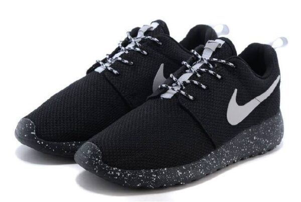 Nike Roshe Run чёрные с белым (35-45)